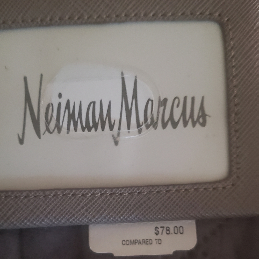 HP🔥🔥🔥Neiman Marcus credit card billfold, small